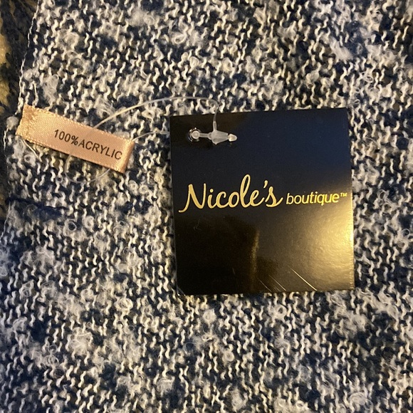 Scarf Wrap Blue/white 57 x 59 - Picture 3 of 3